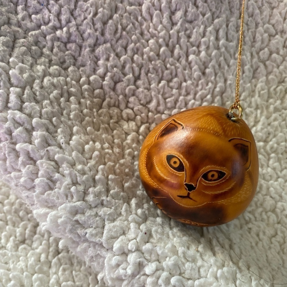 Hand carved Gourd Ornament Art of Laying Cat -Made in Peru - Picture 7 of 10